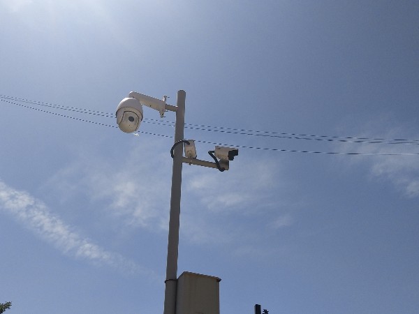 道路視頻監(jiān)控下的這一幕，讓人笑著笑著就哭了