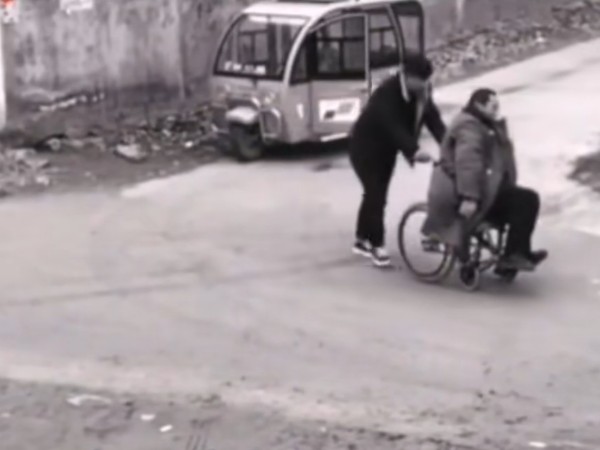 視頻監(jiān)控攝像頭下的正能量你感受到了嗎？