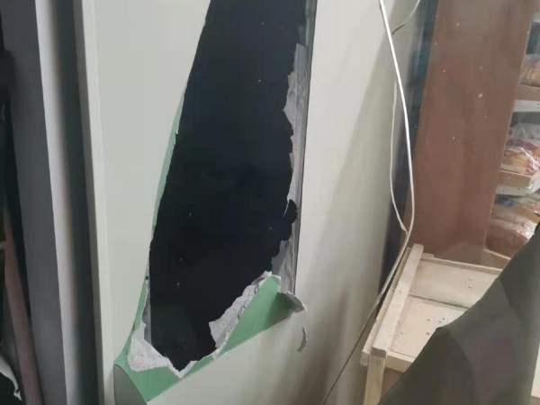 小偷砸開石膏墻鉆進店里偷竊，多虧有AI智能視頻監(jiān)控系統(tǒng)！